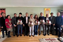 El embajador Dang Hoang Giang entrega obsequios a los intelectuales vietnamitas más destacados del estado de Connecticut. (Foto: VNA)