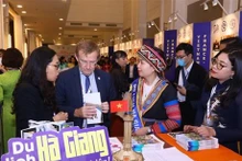 Visitantes en el área de exhibición y presentación de las localidades vietnamitas. (Foto: VNA)