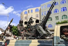 Combatientes leales a los rebeldes hutíes desfilan por las calles de Sanaa, capital de Yemen. (Foto: AFP/VNA)