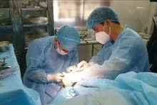 Médicos realizan cirugía de emergencia. (Foto: VNA)