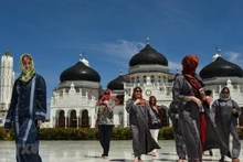 Turistas extranjeros visitan la Gran Mezquita Baiturrahman en Banda Aceh, Indonesia. (Foto: AFP/VNA)