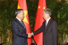 El líder partidista y presidente de Vietnam, To Lam, se entrevista con titular del Comité Permanente de la Asamblea Popular Nacional de China, Zhao Leji. (Foto: Tri Dung/VNA) 
