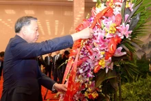 To Lam deposita una corona de flores en homenaje al Presidente Mao Zedong. (Foto: VNA)