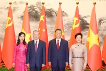 El secretario general del Partido Comunista y presidente de Vietnam, To Lam y su esposa, toman foto con el secretario general del Partido Comunista de China y presidente de ese país, Xi Jinping, y su cónyuge. (Foto: VNA)