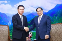 El primer ministro Pham Minh Chinh y el ministro de Planificación e Inversiones de Laos y presidente del Comité de Cooperación Laos-Vietnam, Phet Phomphiphak. (Foto: VNA)