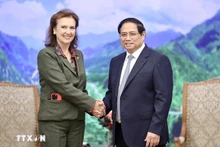 El primer ministro vietnamita, Pham Minh Chinh, y la ministra de Relaciones Exteriores, Comercio Internacional y Culto de Argentina, Diana Mondino. (Foto: VNA)