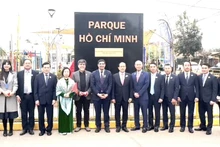 La delegación vietnamita depositó la ofrenda floral en el Monumento al Presidente Ho Chi Minh en Santiago de Chile. (Foto: VNA)