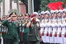 El jefe de Estado Mayor General del Ejército Popular de Vietnam y viceministro de Defensa, coronel general Nguyen Tan Cuong, y el general Tan Sri Datuk Seri Mohammad bin Ab Rahman, jefe de las Fuerzas de Defensa de Malasia, pasan revista a la guardia de honor. (Foto: VNA)