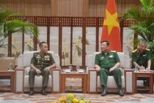 El subjefe del Estado Mayor General del Ejército Popular de Vietnam, coronel general Huynh Chien Thang, recibe a una delegación del Centro de Estudios de Estrategia Militar bajo el Comando General de las Fuerzas Armadas Reales de Camboya encabezada por su director, el general Kim Vanna. (Foto: VNA)