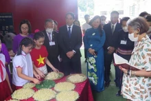 La princesa tailandesa Maha Chakri Sirindhorn y una delegación real tailandesa visitan la escuela primaria Nam Cuong en la provincia de Lao Cai, el 14 de agosto. (Foto: VNA)