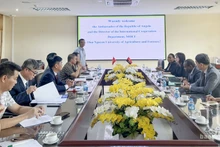 En el encuentro entre la Universidad de Agricultura y Silvicultura, adscrito a la Universidad de Thai Nguyen, y el embajador de Angola en Vietnam, Agostinho Fernandes. (Foto: baothainguyen.vn)