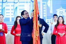 El primer ministro de Vietnam, Pham Minh Chinh, entrega la Orden del Trabajo de primera clase a la Universidad Nacional de Ciudad Ho Chi Minh. (Foto: VNA)