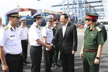 Líderes de la Corporación de Nuevo Puerto Saigón reciben al primer ministro de Laos, Sonexay Siphandone. (Foto: VNA)