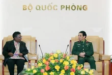 El general Phan Van Giang, ministro de Defensa de Vietnam, recibe a la secretaria general interina de Defensa de Sudáfrica, Thobekile Gamede. (Foto: VNA)