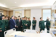 El secretario general To Lam, el presidente de la Asamblea Nacional, Tran Thanh Man y los delegados visitan dos nuevas instalaciones del Hospital Militar Central 108. (Foto: VNA)