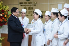 [Foto] Premier vietnamita felicita al sector de salud por Día Nacional del Médico