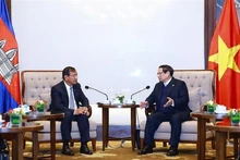 El primer ministro Pham Minh Chinh recibió al vicepremier y ministro de Asuntos Exteriores y Cooperación Internacional de Camboya, Prak Sokhonn. (Foto: VNA)