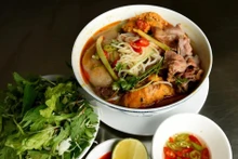 Bun bo Hue, un preparado famoso de la antigua capital imperial de Hue, se encuentra entre los 100 platos con mayor valor culinario asiático, reconocidos por la Asian Record Organization. (Foto: VNA)