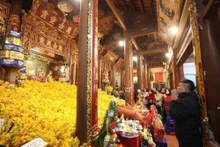 La gente y los turistas visitan el templo Ky Cung. (Foto: VNA)