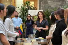 La embajadora de Colombia en Vietnam, Camila María Polo Florez (centro-derecha), habla sobre el significado de la arepa en la concina colombiana.