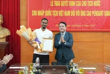 El futbolista Cao Pendant Quang Vinh (izquierda) se ha convertido oficialmente en ciudadano vietnamita. (Foto: VNA)