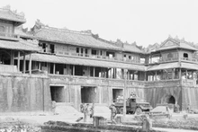 Soldados de liberación avanzan hacia la Puerta Ngo Mon, la entrada a la Ciudad Imperial de Hue. (Foto: VNA) 
