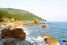 En la playa Quynh llama la atención un sistema de montañas rocosas formadas naturalmente. (Foto: VNA)