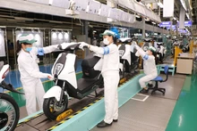 Línea de producción del scooter eléctrico Honda ICON e: (Foto: VNA)