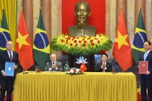 El presidente vietnamita, Luong Cuong y su similar de Brasil, Luiz Inácio Lula da Silva, presencian hoy en Hanói la ceremonia de entrega del Acta de Acuerdo sobre el Plan de Acción para la implementación de la Asociación Estratégica entre sus países para el período 2025-2030.