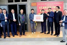 La familia que recibe su primera casa en el marco del programa "Eliminación de viviendas precarias y deterioradas" en el Grupo 4, localidad de Tam Son, distrito de Quan Ba, provincia de Ha Giang. (Foto: VNA)