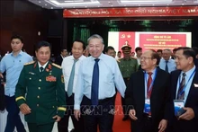 El secretario general del Partido Comunista de Vietnam (PCV), To Lam, se reúne en la ciudad central de Da Nang con las personas con méritos revolucionarios. (Foto: VNA)