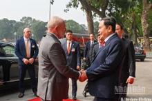 El presidente de la ANV, Tran Thanh Man, saluda al presidente brasileño, Luiz Inácio Lula da Silva.