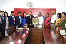 El vicepresidente de la Asamblea Nacional de Vietnam, Nguyen Duc Hai, se reunió con el gobernador de la Provincia Central de Sri Lanka, Sarath Abeykoon. (Foto: VNA)