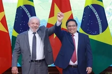 El primer ministro vietnamita, Pham Minh Chinh,se reúne con el presidente brasileño, Luiz Inácio Lula da Silva. (Foto: VNA)