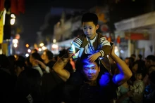Responden a la Hora del Planeta 2025 en el centro comercial Trang Tien, distrito de Hoan Kiem, Hanói. (Foto: VNA)