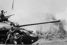 Los tanques del Ejército de Liberación atacan la ciudad de Buon Ma Thuot, 10 de marzo de 1975. (Foto: VNA)