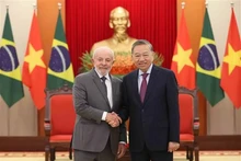 El secretario general del Partido Comunista de Vietnam, To Lam, recibe al presidente de Brasil, Luiz Inácio Lula da Silva, (Foto: VNA)