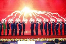 El primer ministro Pham Minh Chinh y delegados inauguran base de datos nacional sobre cuadros, funcionarios y empleados en agencias estatales. (Fotografía: VNA)