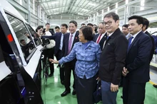 Las delegaciones visitan la fábrica del grupo THACO. (Fotografía: quochoi.vn)