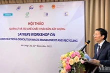 Nguyen Manh Tuan, director del Servicio de Construcción de Quang Ninh, habla en el evento. 