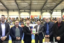 El embajador de Vietnam en Argelia, Nguyen Thanh Vinh y el presidente de la Federación de Artes Marciales de Vietnam en Argelia, Rabie Ait Medjber (centro) (Fuente: VNA)