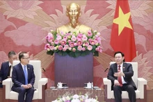 El presidente de la Asamblea Nacional de Vietnam, Vuong Dinh Hue, y el embajador camboyano Chay Navuth. (Fotografía: VNA)