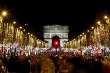 Francia ilumina los Campos Elíseos con las luces navideñas. (Fotografía: Reuters)