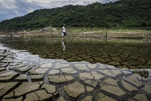 El río Da se seca y agrieta cuando falta agua en el afluente hacia la comuna de Hien Luong, distrito de Da Bac, provincia de Hoa Binh (Fotografía: VNA)