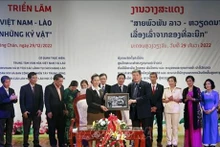 En la ocasión, las familias de los expertos vietnamitas que lucharon en Laos durante la guerra presentan los objetos al Museo Kaysone Phomvihane para su preservación y exhibición. (Fotografía: VNA)