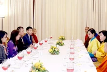 La vicecanciller Le Thi Thu Hang recibe a la reina madre de Bután, Gyalyum Dorji Wangmo Wangchuck. (Fotografía: VNA)