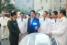 El presidente de Vietnam, Luong Cuong, revisa los equipos del Comando de Guardia del Ministerio de Seguridad Pública. (Foto: VNA)