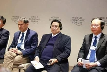 El primer ministro Pham Minh Chinh (segundo desde la derecha) en el seminario. (Foto: VNA)