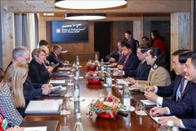 Reunión entre el primer ministro de Vietnam, Pham Minh Chinh, y la presidenta de Suiza, Karin Keller-Sutter, en Davos. (Foto: VNA)
