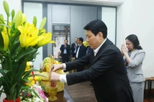 El presidente Luong Cuong y la vicepresidenta Vo Thi Anh Xuan ofrecen incienso en conmemoración del difunto secretario general del Partido Comunista, Nguyen Phu Trong. (Foto: VNA)